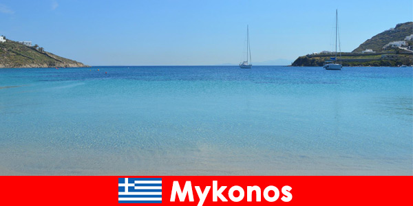 Vakantiegangers houden van de zon en het kristalheldere water in Mykonos, Griekenland
