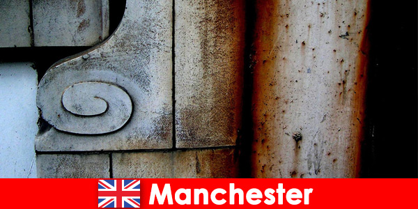 Historische geschiedenis en architectuur wachten op gasten in Manchester, Engeland