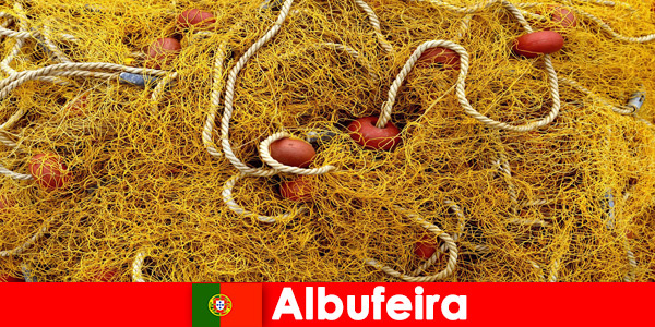De kustplaats Albufeira Portugal biedt verse zeevruchten rechtstreeks van het rooster