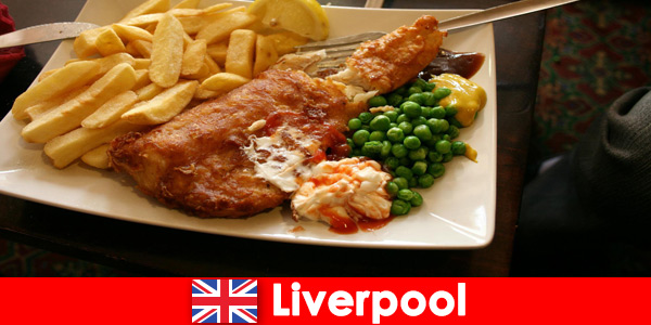 Vakantiegangers dineren traditioneel en nationaal in Liverpool, Engeland