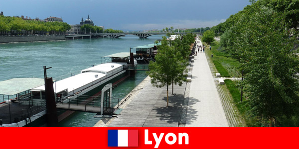 Op de fiets de stad verkennen op de oever van de rivier in Lyon Frankrijk