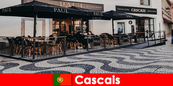 Kleine winkels in Cascais Portugal nodigen u uit om te eten en te drinken
