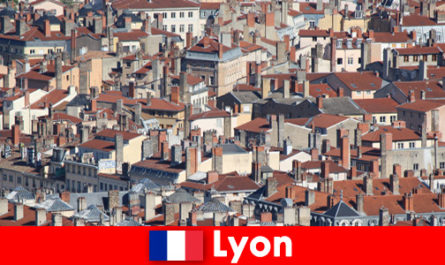 Verliefde toeristen worden uitgenodigd om te genieten van regionale delicatessen in Lyon, Frankrijk