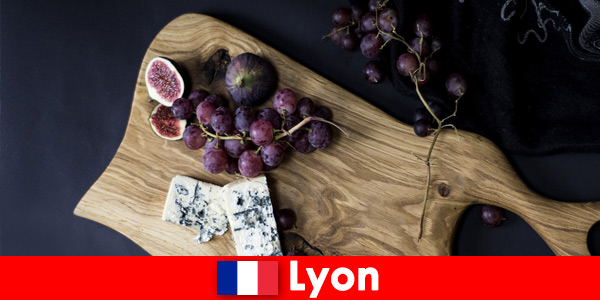 Geniet van verse gerechten gemaakt van vis, kaas, druiven en nog veel meer in Lyon, Frankrijk