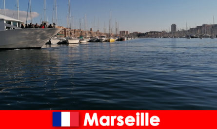 Heerlijke mediterrane keuken voor toeristen om van te genieten direct aan de haven van Marseille Frankrijk