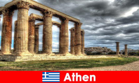 Contrasten zoals klassiek en traditioneel trekken miljoenen bezoekers naar Athene, Griekenland