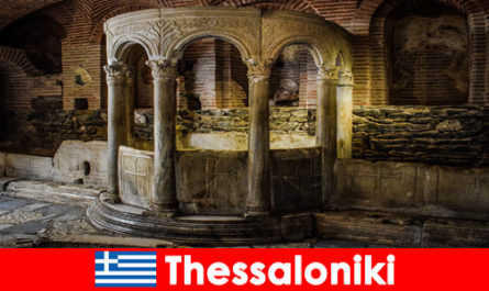 Vakantiegangers in Thessaloniki, Griekenland bezoeken de moskeeën, kerken en kloosters