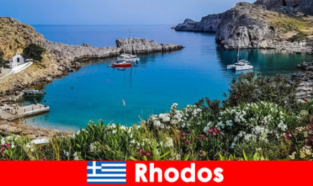 Backpackers beleven de natuur van dichtbij in Rhodos, Griekenland