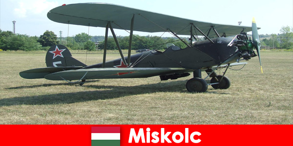 Liefhebbers van oude vliegmachines zullen hier in Miskolc Hongarije veel ontdekken