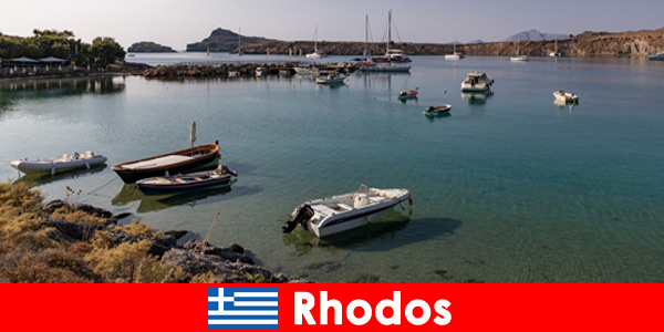 In Rhodos Griekenland met boten de wijde zee in