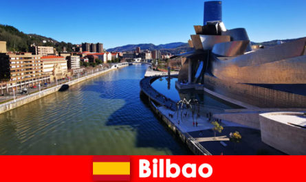 Vakantiegangers die in de zomer Bilbao Spanje op de fiets verkennen