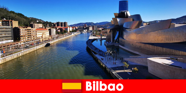 Vakantiegangers die in de zomer Bilbao Spanje op de fiets verkennen