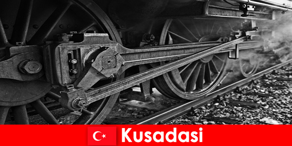 Hobbytoeristen bezoeken het openluchtmuseum van oude locomotieven in Kusadasi, Turkije