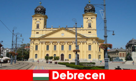 Toeristen ontdekken kunst en geschiedenis in Debrecen Hongarije