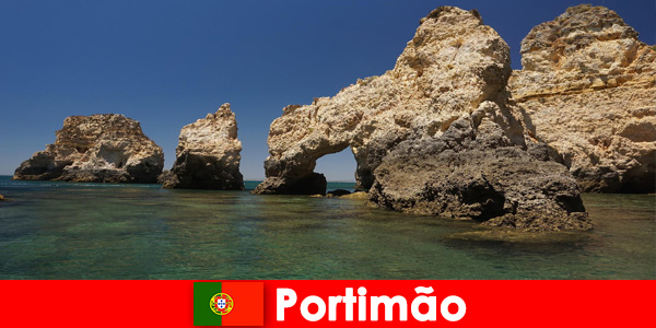 Uitzicht op zee en artistieke rotsformaties wachten op toeristen in Portimão Portugal