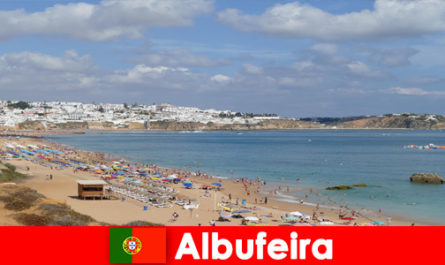 Vakantiegangers in Albufeira Portugal beleven natuur, zee en lekker eten