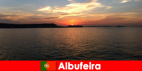 Gasten in Albufeira Portugal genieten 's avonds van de rust