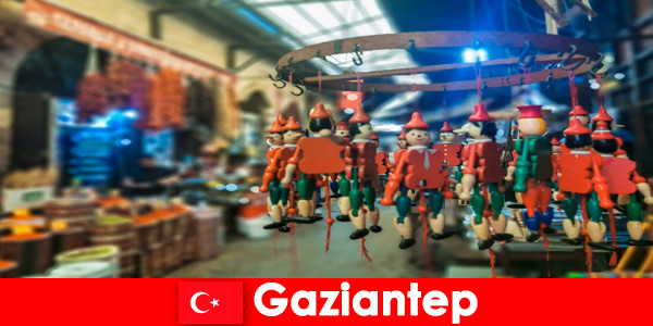 Marktverkopers met handgemaakte souvenirs wachten op toeristen in Gaziantep, Turkije