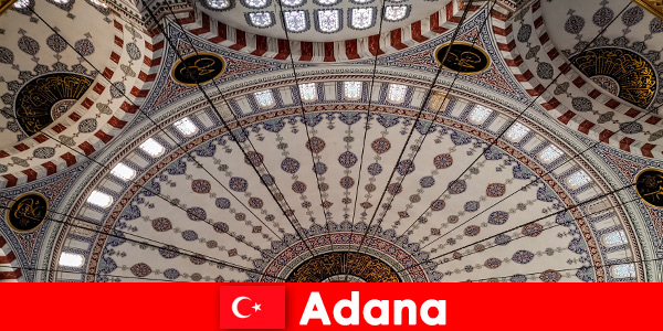 Sierlijke moskeeën zijn open voor elke bezoeker in Adana, Turkije
