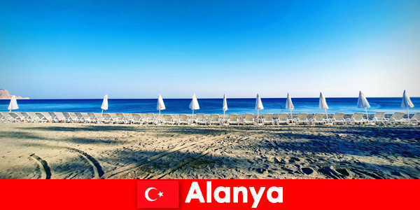 Aanbeveling geniet van een vakantie in Alanya Turkije met kinderen die aan het strand zwemmen