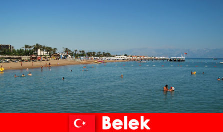 Zonnestrand en zee voor buitenlanders in Belek, Turkije