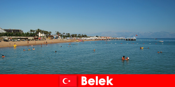 Zonnestrand en zee voor buitenlanders in Belek, Turkije