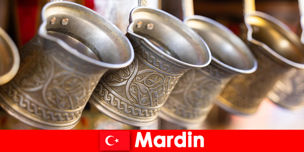 Winkelen en dineren op oosterse markten in Mardin, Turkije