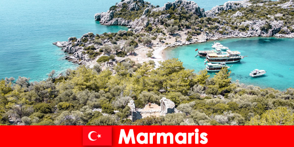 Zonnestrand en blauwe reis wachten op vakantiegangers in Marmaris, Turkije