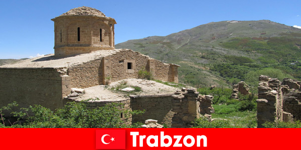 Oude ruïnes en bezienswaardigheden doordrenkt van geschiedenis fascineren iedereen in Trabzon Turkije