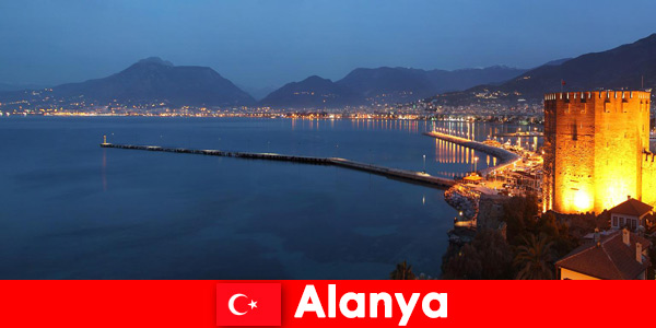 Prachtig evenement op de achtergrond in de avond in Alanya, Turkije