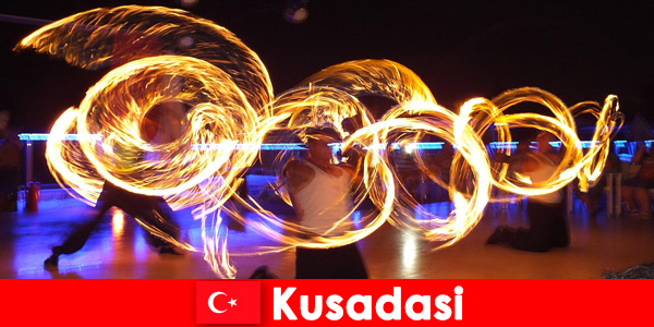 's Avonds zijn er spectaculaire optredens voor jong en oud in Kusadasi Turkije