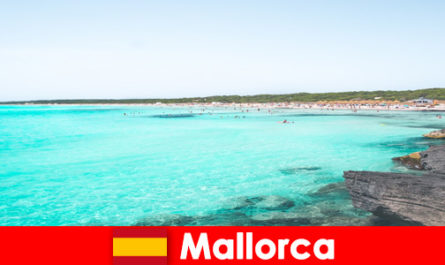 Geweldige baaien en kristalhelder water om in te zwemmen in Mallorca, Spanje