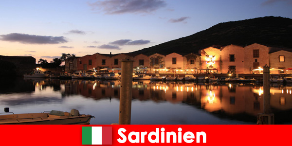 Sardinië in Italië biedt zowel 's avonds als overdag een adembenemend beeld van dit prachtige eiland
