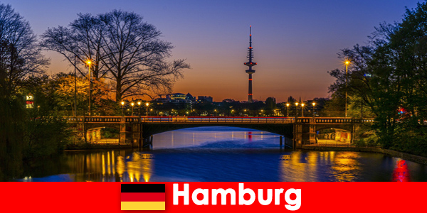 Amburgo in Germania invita i turisti nella città dei canali