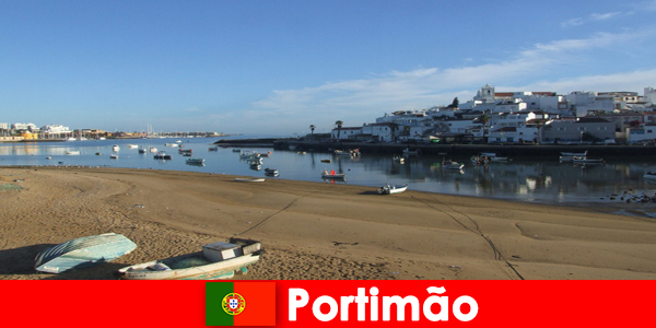 Kleine boten, kristalhelder water en prachtig weer in Portimão