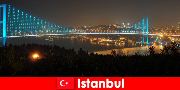 Kleurrijke lichten en mensenmassa's fleuren de nacht op in Istanbul